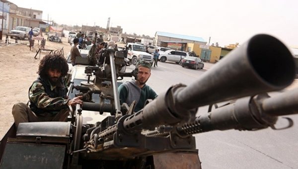 В Триполи соперничающие группировки устроили перестрелку