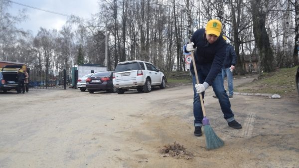 Около 60 рабочих ежедневно убирают тротуары и парки Дмитрова 