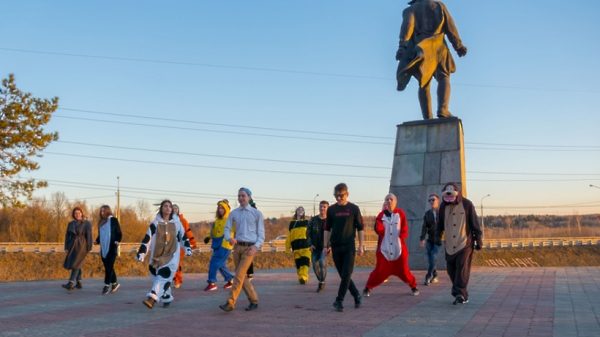 Представители молодежи устроили танцевальный флешмоб и раздали цветы в Подольске