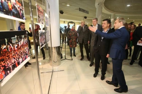 Губернатор посетил фотовыставку «Крымская весна» в Одинцове и пообщался с художниками