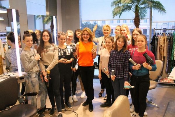 ОНФ в Подмосковье провел акцию «Профессия в руки» для девочек, оставшихся без попечения родителей