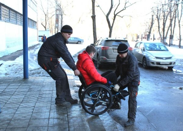 Инвалиды Химок проверили доступность офиса сферы услуг в Химках