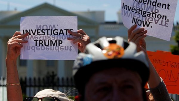 Участники акции у Белого дома требуют расследования “связей Трампа с РФ”