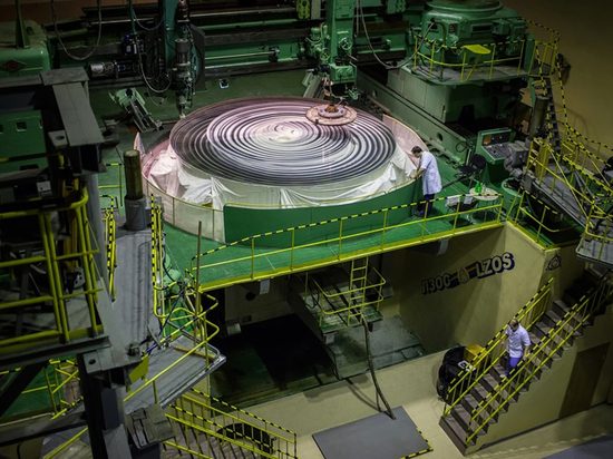 Подмосковные ученые отполировали шестиметровое зеркало самого большого телескопа России