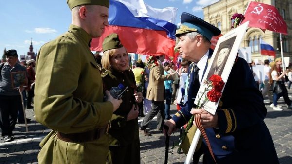 Участники шествия «Бессмертный полк» прошли по Сергиеву Посаду и возложили цветы к мемориалу