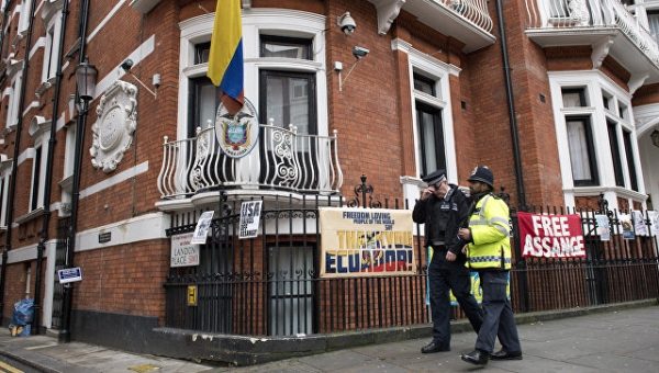 В Лондоне пригрозили арестовать Ассанжа, если он покинет посольство