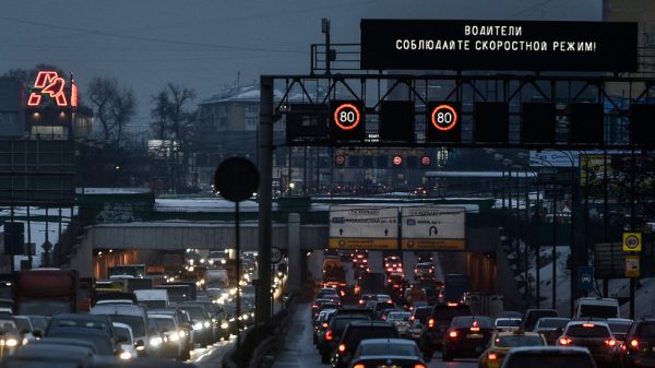 Около 100 экранов транслируют призывы к снижении скорости на дорогах в Подмосковье