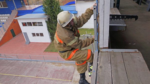 Состязания на лучшее звено аварийной разведки пожарных России стартовали в Подмосковье