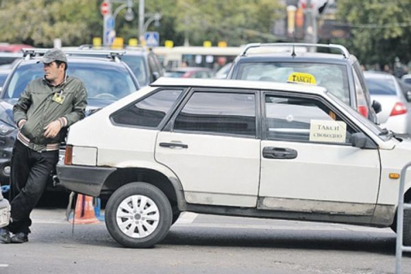 В Химках водитель такси сбил собственную пассажирку