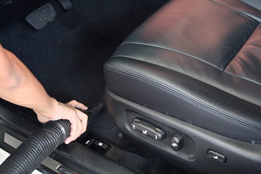 5 характерных пятен в вашем автомобиле, которые обычно забывают очистить