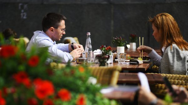 Чек в подмосковных летних кафе составляет в среднем 500 рублей на человека