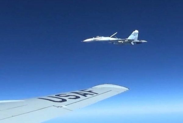Опубликованы фото сближения Су-27 и американского самолета-разведчика