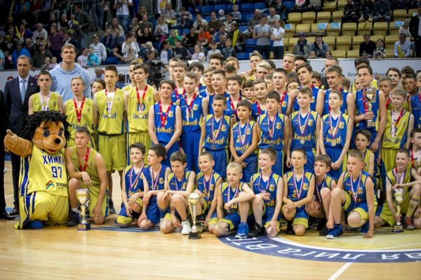 Воспитанники СШОР по баскетболу получили награды Первенства области