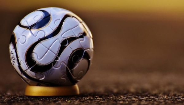Жители Подольска установили скульптуру мяча в честь Кубка конфедераций по футболу