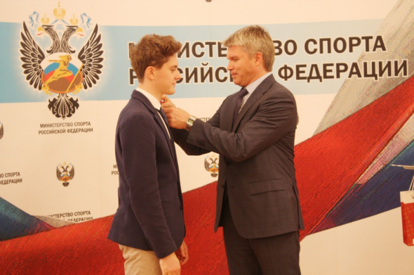 Министр спорта РФ вручил химкинским школьникам золотые знаки ГТО
