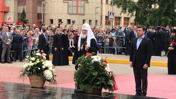 Губернатор и патриарх Кирилл возложили цветы к мемориалу Славы в Реутове