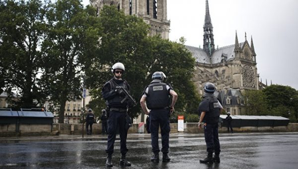 Парижская прокуратура начала следствие после нападения на полицейских