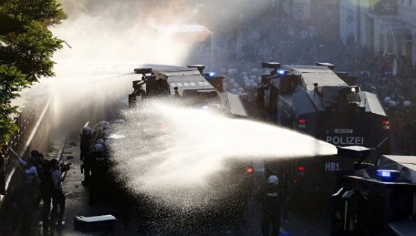 В Гамбурге полиция применила против демонстрантов водометы
