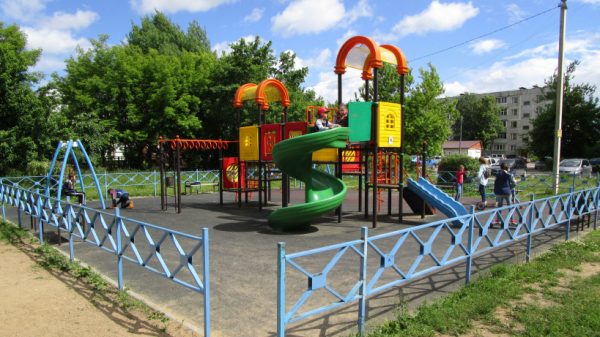 Две детские площадки открыли по программе губернатора в Орехово-Зуевском районе