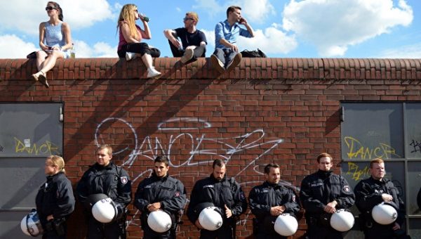 В Гамбурге при столкновениях с манифестантами ранили 74 полицейских