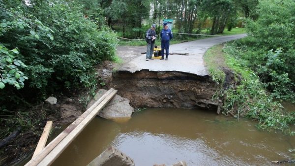 Разрушенный после ливня мост восстанавливают в Рузском городском округе