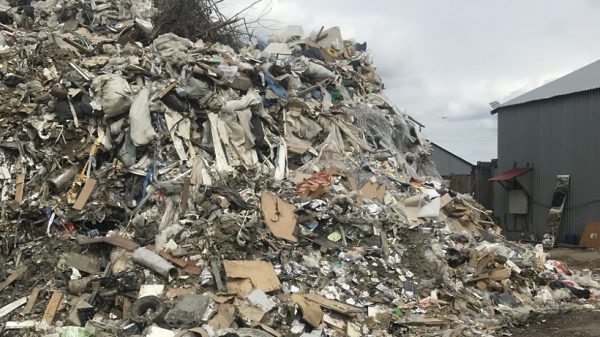 Фирму в Ленинском районе обязали выплатить штраф за 6-метровые навалы мусора