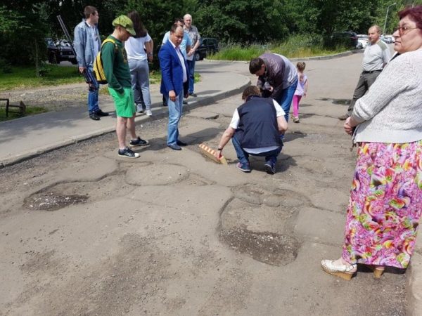 Активисты ОНФ Подмосковья проверили благоустройство дворов в Звездном городке