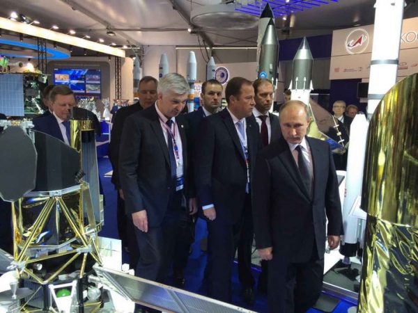 Президент Российской Федерации Владимир Путин посетил экспозицию Химкинского НПО имени С.А. Лавочкина на «МАКС-2017»