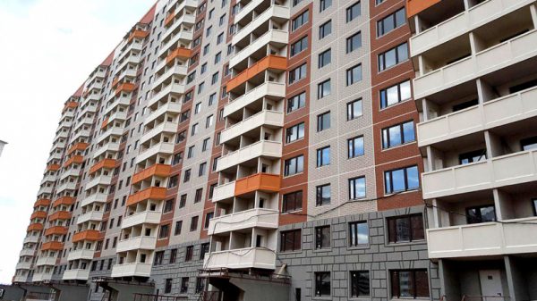 Застройщика обязали устранить нарушения безопасности на стройке в Домодедове до 17 июля