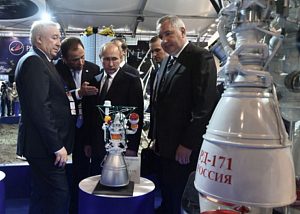 Путин осмотрел стенды НПО имени Лавочкина и АО «НПО Энергомаш» на авиасалоне МАКС‑2017