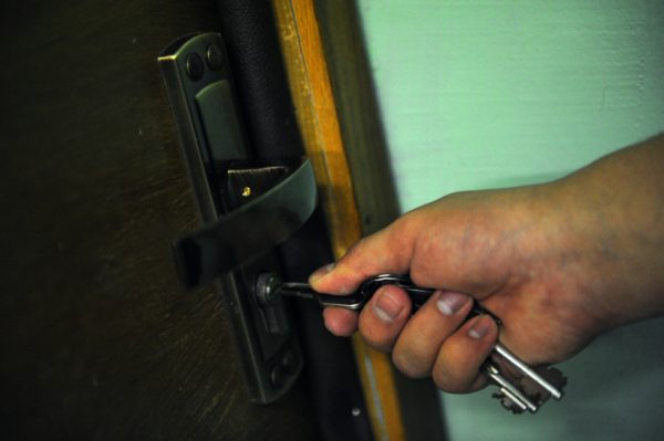 Сироте вручили ключи от квартиры в Лотошинском районе