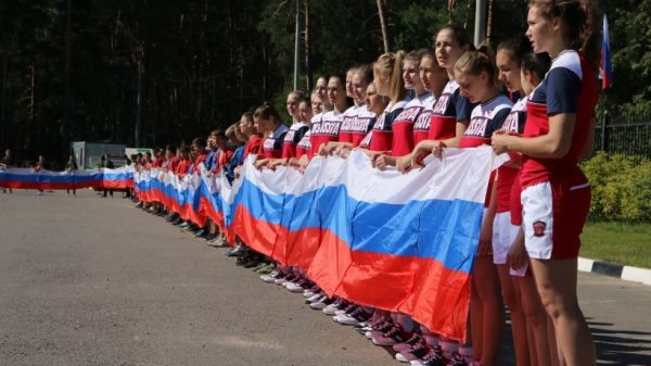 Шествие с 25-метровым триколором прошло в Красноармейске в честь Дня флага России