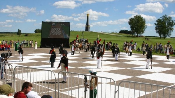Гроссмейстеры впервые сыграли в «живые шахматы» на Бородинском поле