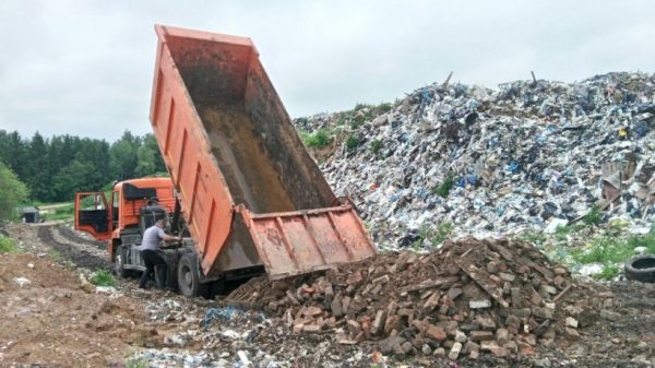 Десять грузовиков со строительным мусором задержали в Подмосковье
