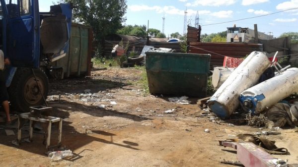 Незаконные навалы мусора обнаружили в микрорайоне Подольска в ходе рейда в воскресенье