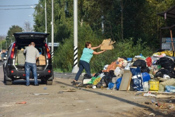 Активисты раздали более 30 уведомлений на заключение договоров на вывоз мусора в Подольске