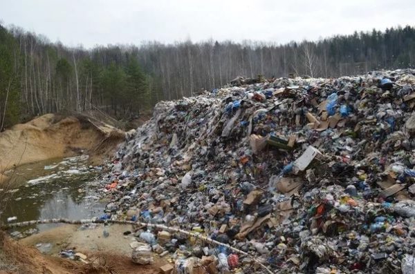 В Левобережном выявлена трехметровая гора мусора">  