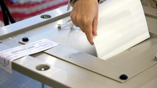 В участковых избирательных комиссиях области начался подсчет голосов