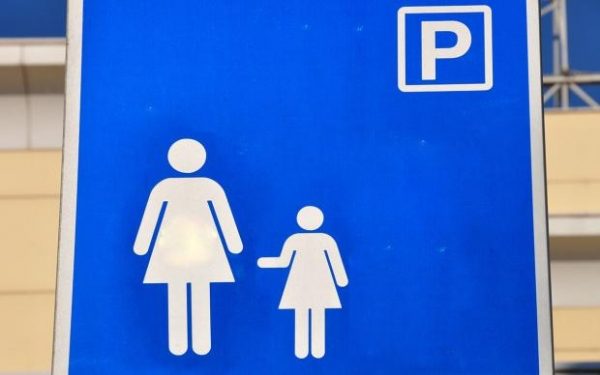 На парковах около тороговых центров в Химках могут появится знаки "Мама с детьми"