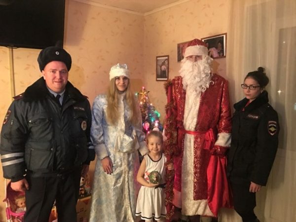 Полицейские и общественники УМВД России по г.о. Химки присоединились к акции «Полицейский Дед Мороз»