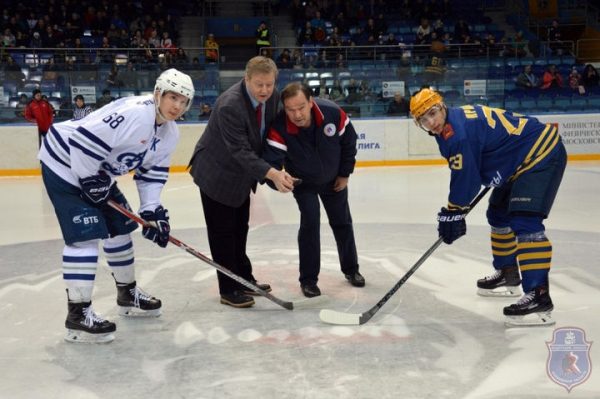 Легенды подмосковного хоккея посетили матч Молодежной хоккейной лиги на «Арене «Мытищи»