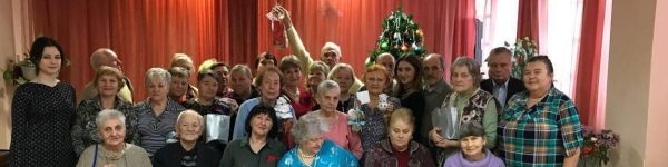 Члены Молодежного парламента Химок поздравили пенсионеров с Новым годом
 