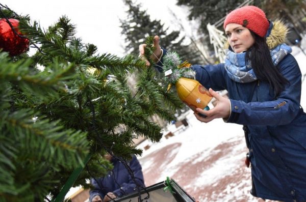 Химчане украсили Народную елку округа новогодними игрушками
