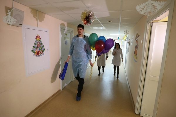 Игрок БК «Химки» поздравил маленьких пациентов больницы с Новым годом