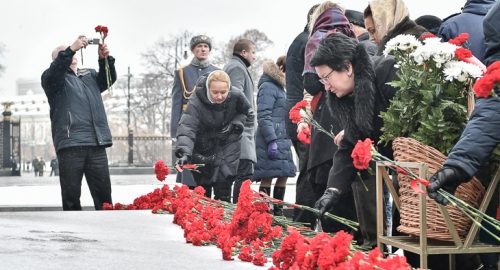 Депутаты Мособлдумы в составе подмосковной делегации возложили цветы к Могиле Неизвестного Солдата в Москве