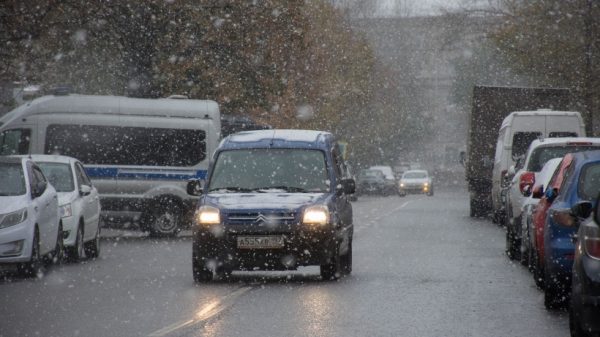 ГИБДД Подмосковья рекомендует водителям быть осторожными на дорогах из-за снегопада