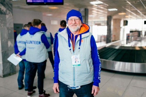 79-летний волонтер из Химок работает на Чемпионате мира по хоккею с мячом
