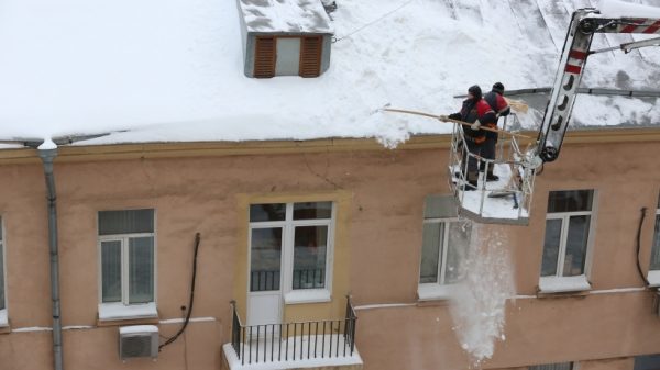 Управкомпании Люберец ежедневно очищают крыши многоквартирных домов от наледи