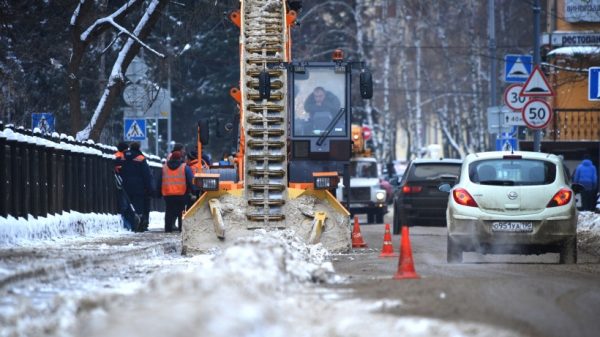 Водителей Подмосковья призвали не мешать работе снегоуборочной техники на территории региона
