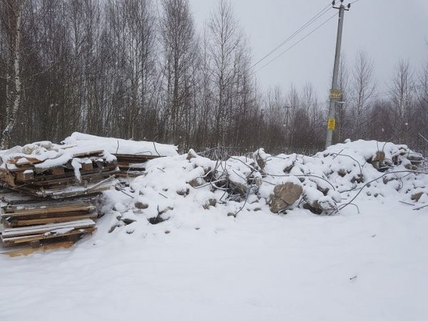По представлению минэкологии в Солнечногорском районе приступили к уборке навалов мусора
